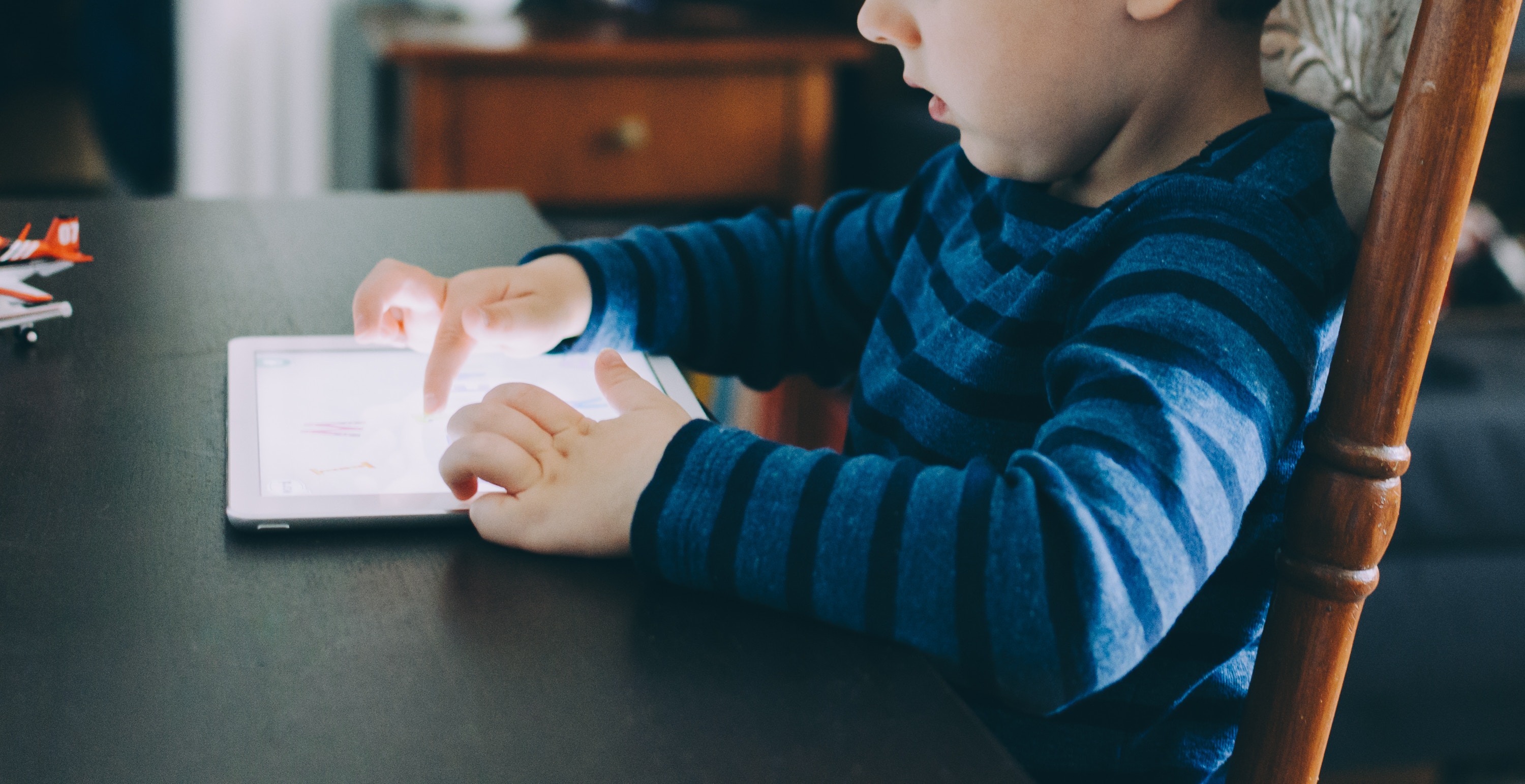 Parenting and digital media: the importance of positive digital media role modeling for children